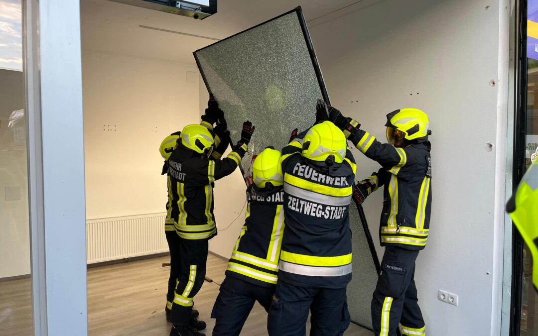 Auto kracht gegen Auslagefenster